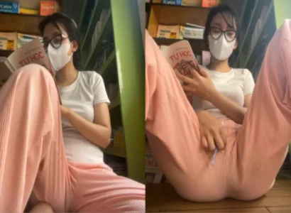 Em vừa đọc từng trang vừa nhét sextoy vào lồn