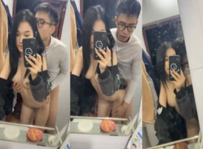 Hai bạn trẻ đang ân ái nhau trước gương