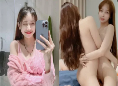 Cô nàng Lâm Thái Vy và bạn thân móc bím trên sóng livestream