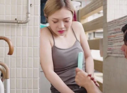 Cặp vợ chồng trẻ giúp vợ em sinh con