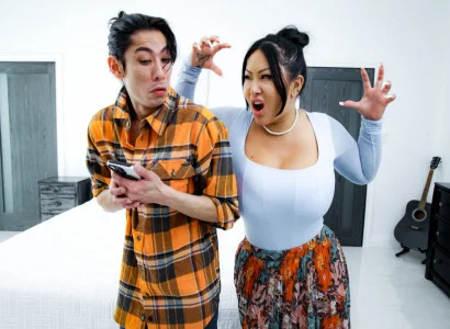 Con trai ấy đưa mẹ kế xăm trổ hàng múp đạt khoái cảm