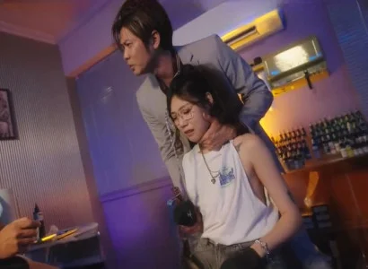 Cô gái chủ tiệm bị chịch bởi đám đông