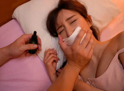 Người kia dùng thuốc mê làm cô em họ xinh đẹp bất tỉnh rồi quan hệ